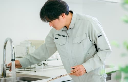 修理をしている男性